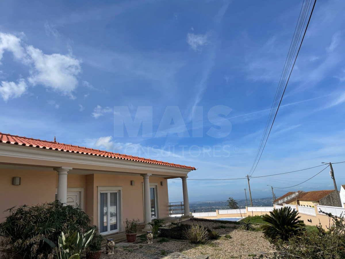 Moradia Térrea T5 com Piscina e Vista Deslumbrante – Serra de Aire e Candeeiros